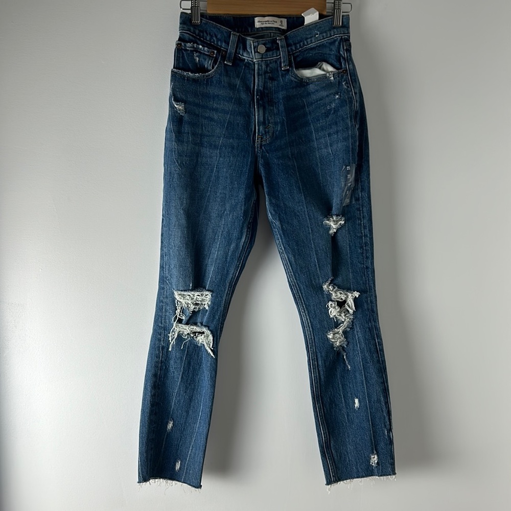 NWT Abercrombie & Finch High Rise Distressed Mom Jeans Size 25